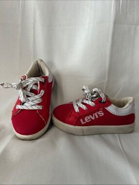 Levi's toddler sneakers vibrant red canvas upper & the iconic brand logo Size 6